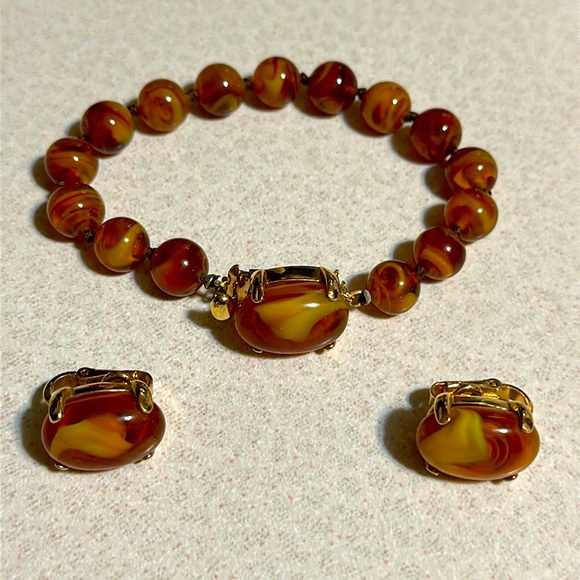 Vintage Trifari crown faux tortoiseshell stone and bead bracelet set (571) - Picture 1 of 9